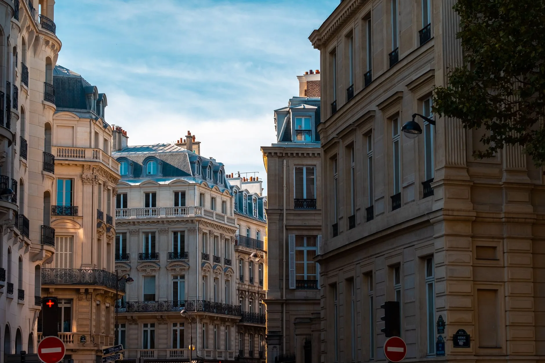 Rue du 15e arrondissement de Paris avec camion de déménagement