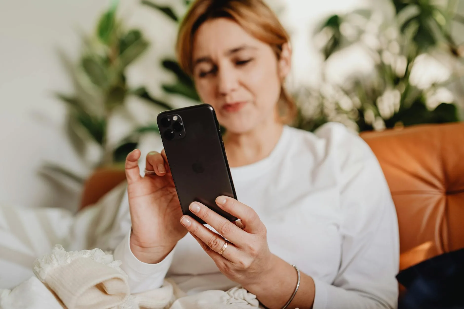personne lisant des avis déménageur sur smartphone avant de choisir