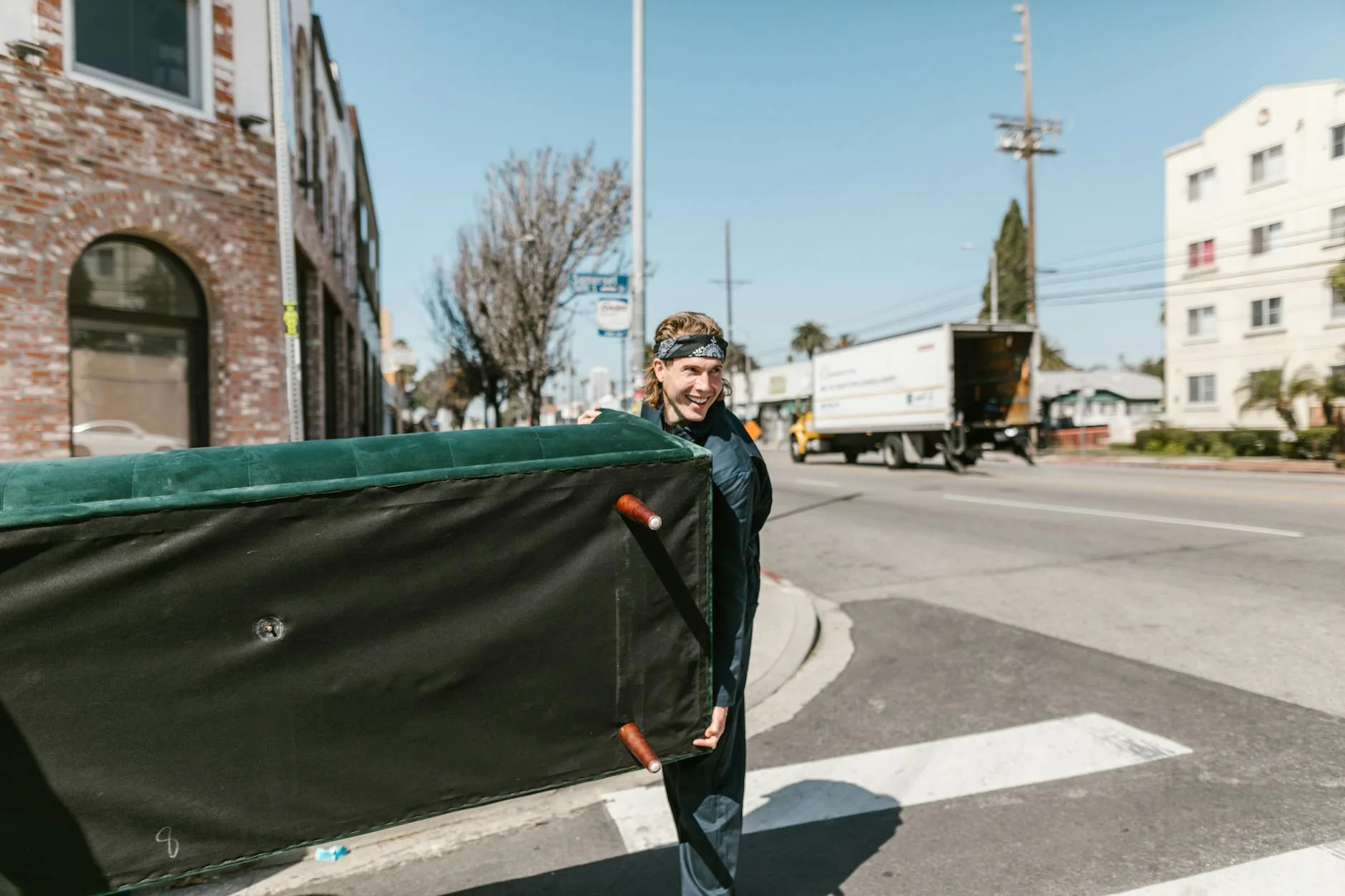 Déménageurs professionnels chargeant un camion devant un immeuble parisien